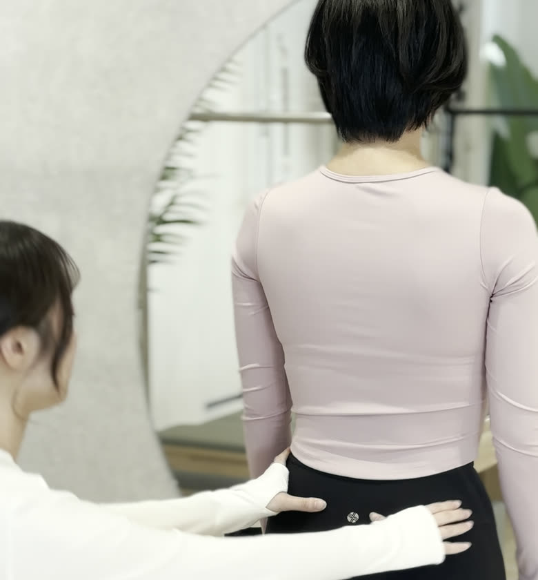 立った姿勢を後ろから見てもらっているところ