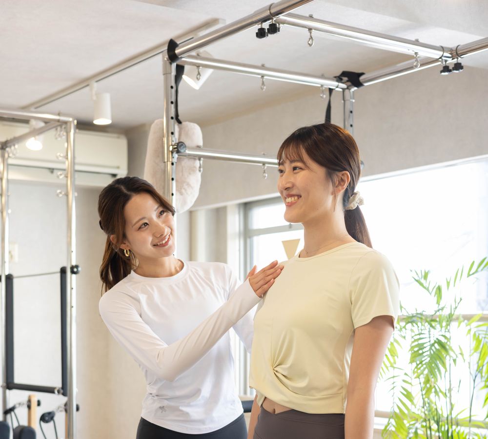 立った姿勢をインストラクターと一緒に確認する様子